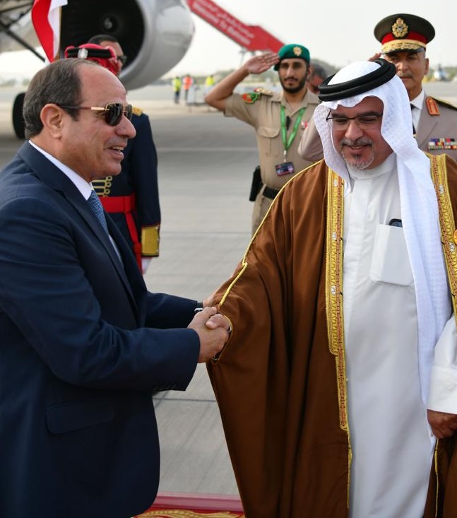 صور وصول الرئيس السيسي إلى البحرين للمشاركة في القمة العربية الـ 33