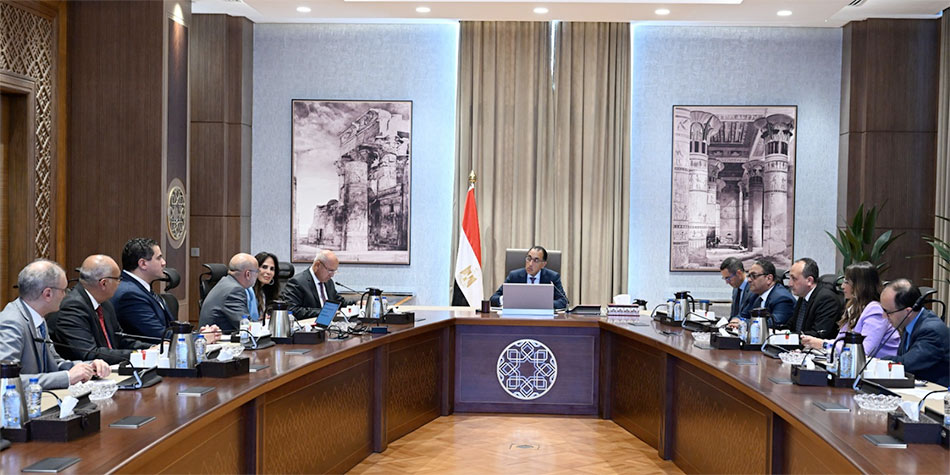 The Prime Minister meets with officials of the "Al-Mansour Automotive Group" and confirms: Egypt is keen to localize the industry locally