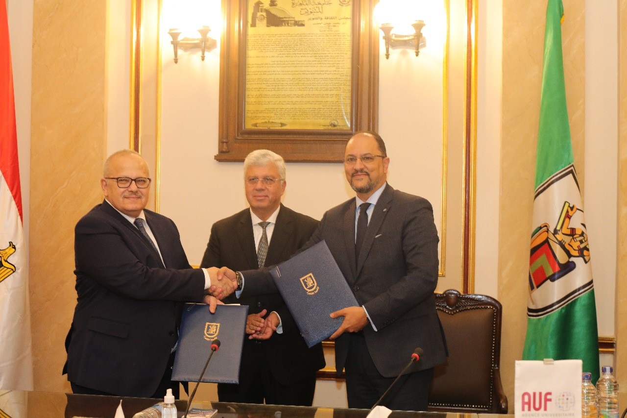 The Minister of Higher Education witnesses the signing of a cooperation agreement between Cairo University and the University Agency for Francophonie.