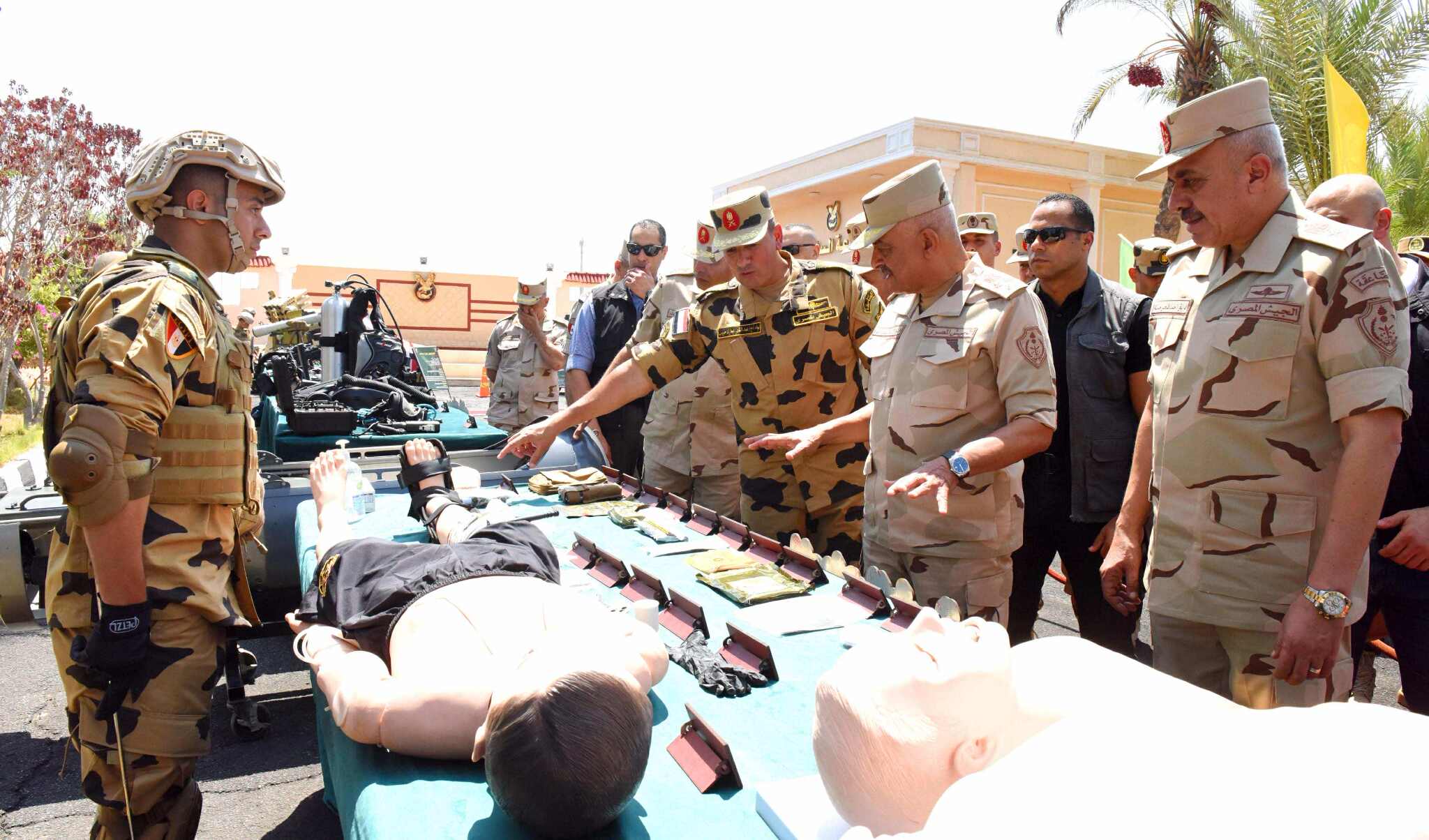 The Minister of Defense and Military Production meets with a number of Special Forces fighters from the Paratroopers and Thunderbolt Forces