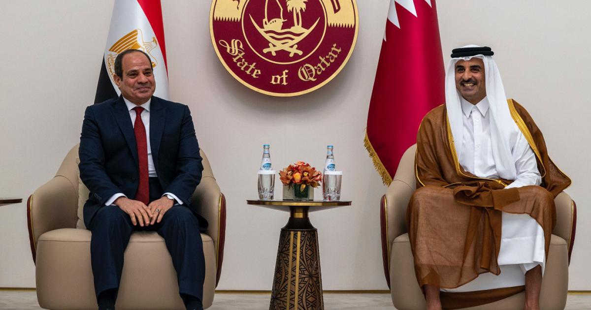 President Sisi and Sheikh Tamim witness the signing of a memorandum of understanding between the Sovereign Fund of Egypt and the Qatar Investment Authority