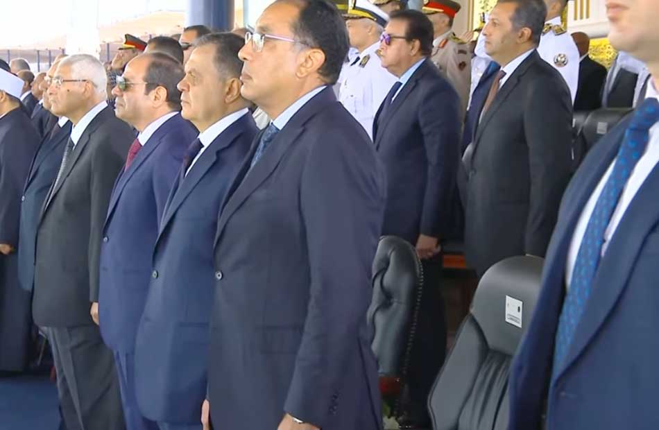 President Sisi performs the military salute to the souls of the martyrs during the graduation ceremony of a new batch of the Police Academy