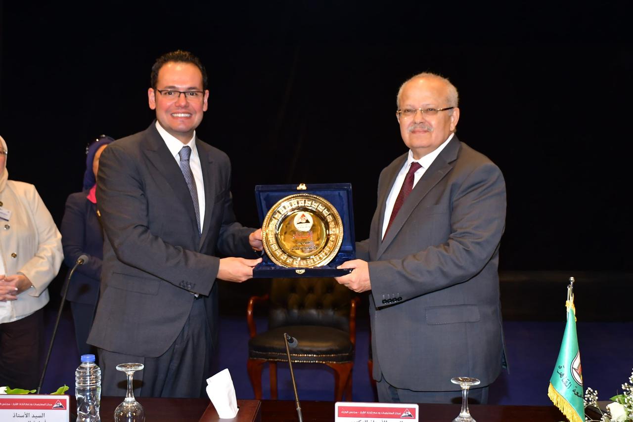 Donating the shield of the Information and Decision Support Center in the Council of Ministers to Al-Khasht