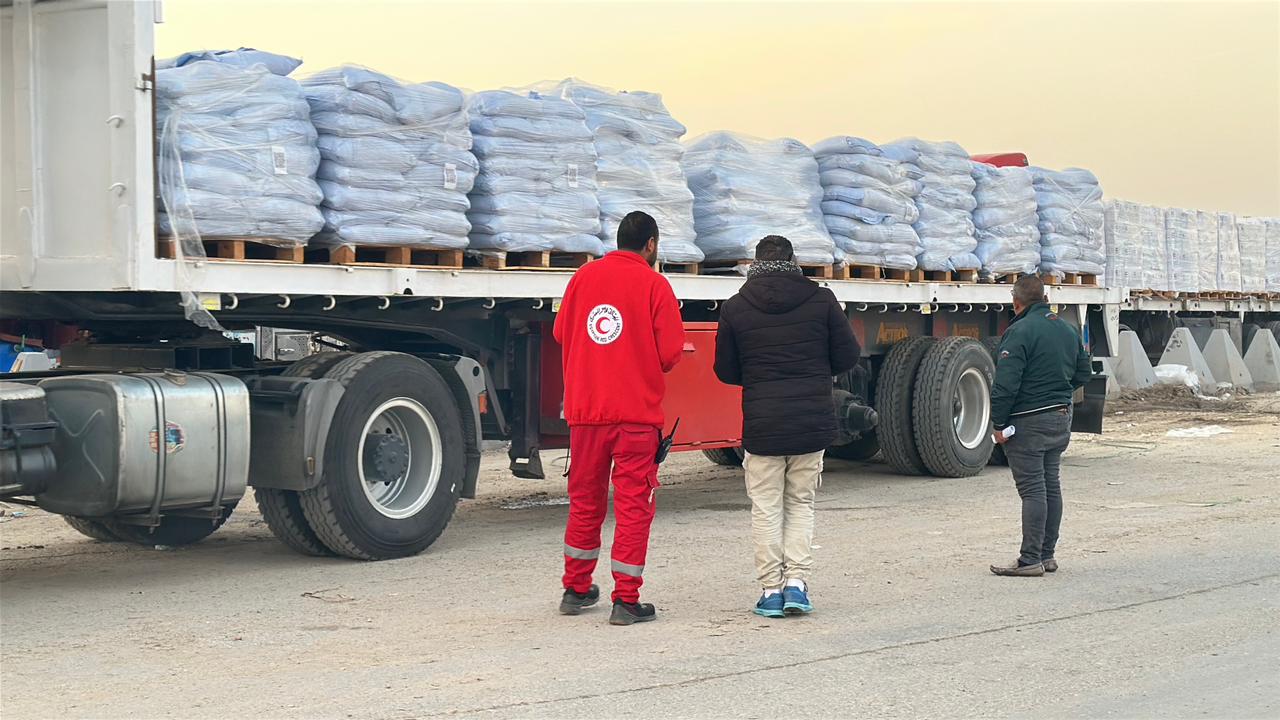 الهلال الأحمر المصري: قافلة «زاد العزة» الـ110 تحمل 5600 طن مواد غذائية وبترولية وشتوية