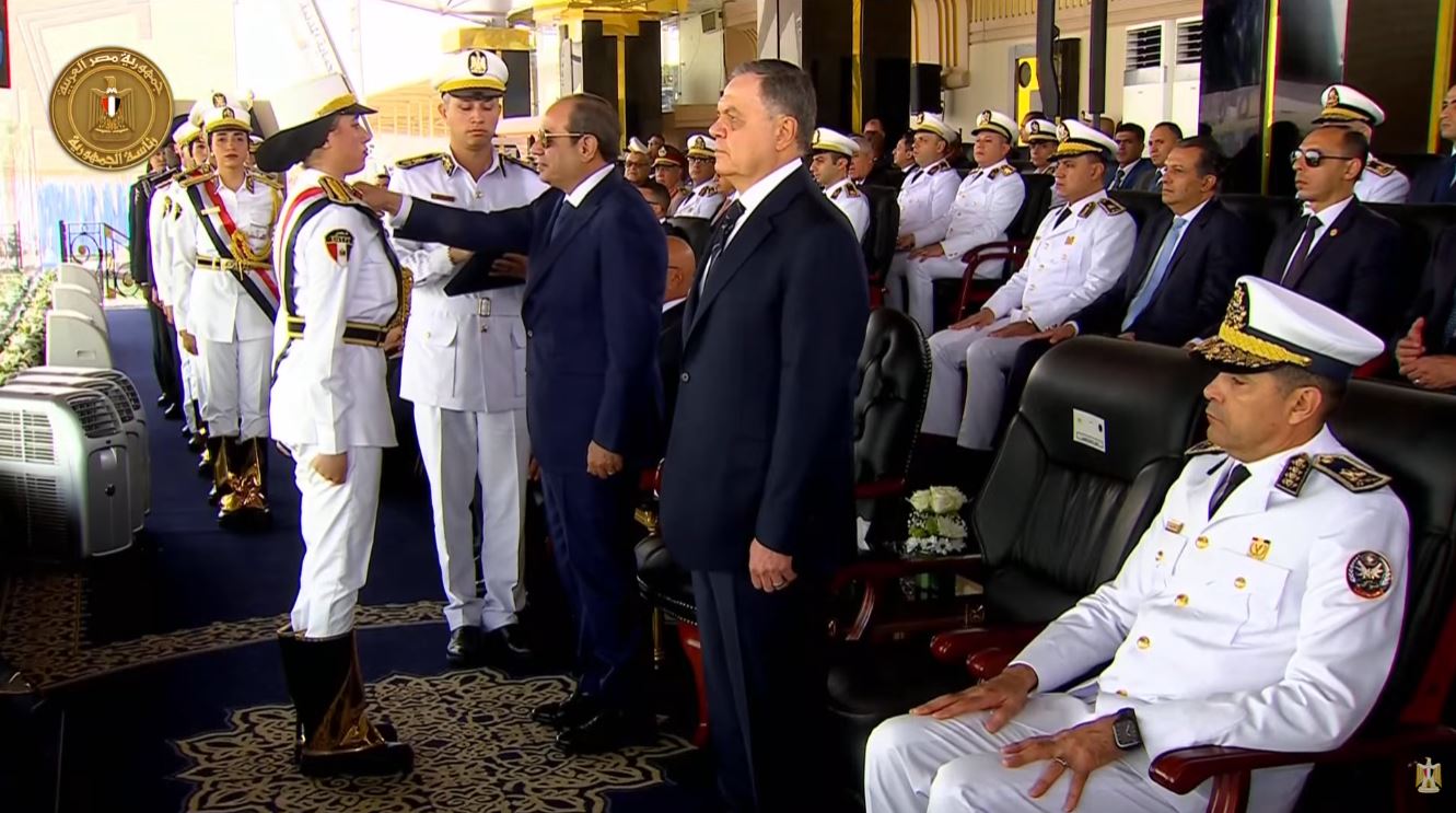 الرئيس السيسي يُكرّم أوائل الطلبة الخريجين من أكاديمية الشرطة.. تعرّف على أسمائهم