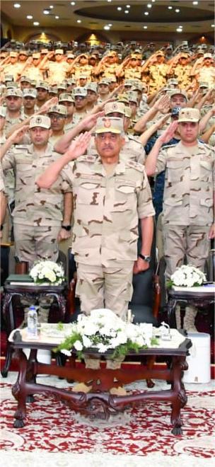 وزير الدفاع والإنتاج الحربي يلتقي عددًا من مقاتلي المنطقة الشمالية العسكرية