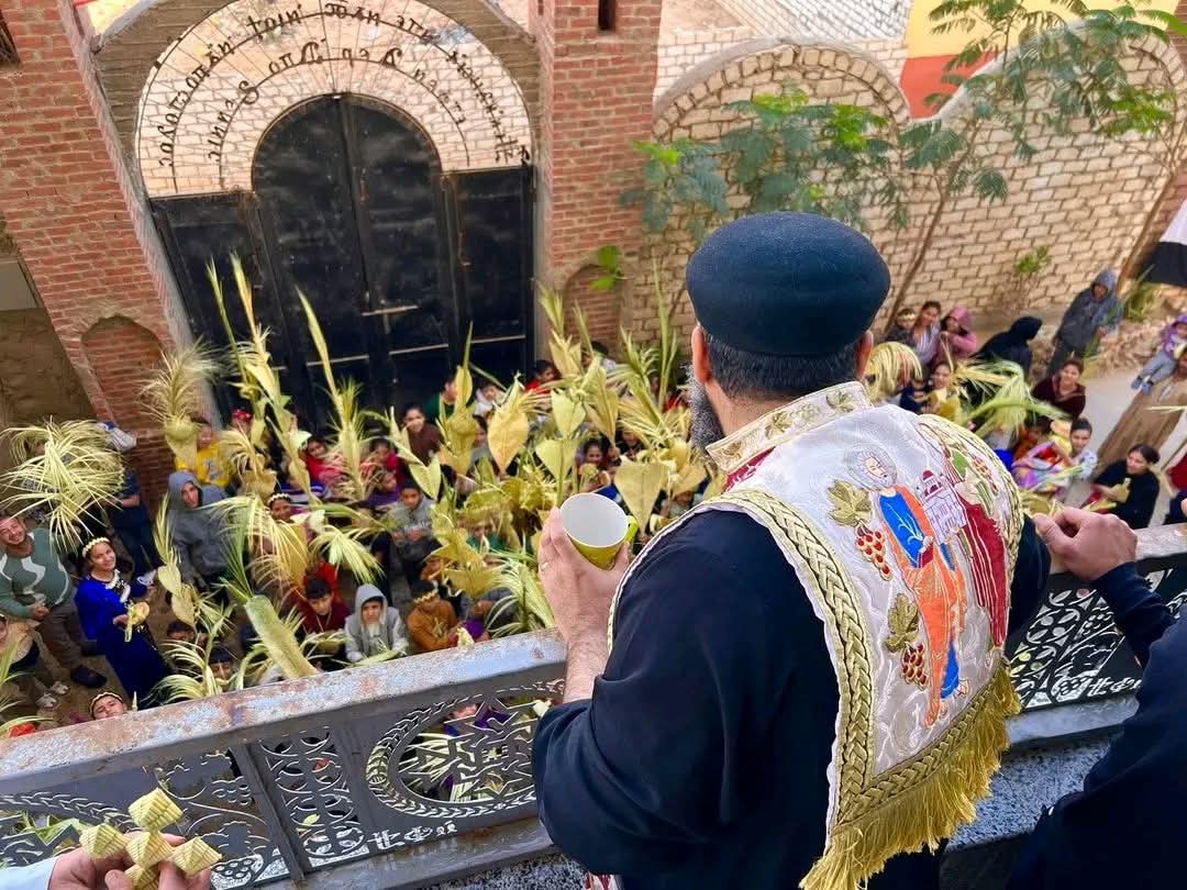 شكلوا التيجان والصلبان وسط بهجة.. كنائس القاهرة تحتفل بأحد السعف