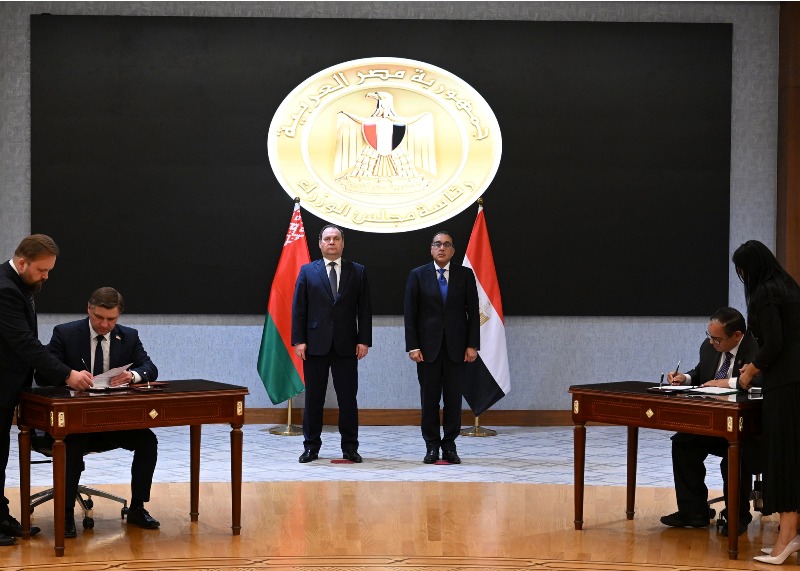 The Prime Ministers of Egypt and Belarus witness the signing ceremony of an agreement between the two countries to strengthen the joint trade system