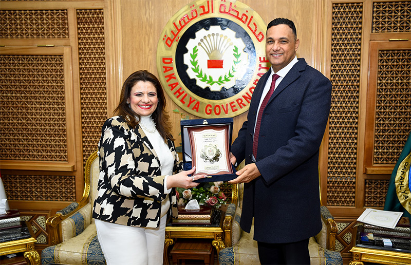 The Minister of Immigration gifts the Ministry’s shield to the Governor of Dakahlia for his efforts with the “Survival Boats” initiative