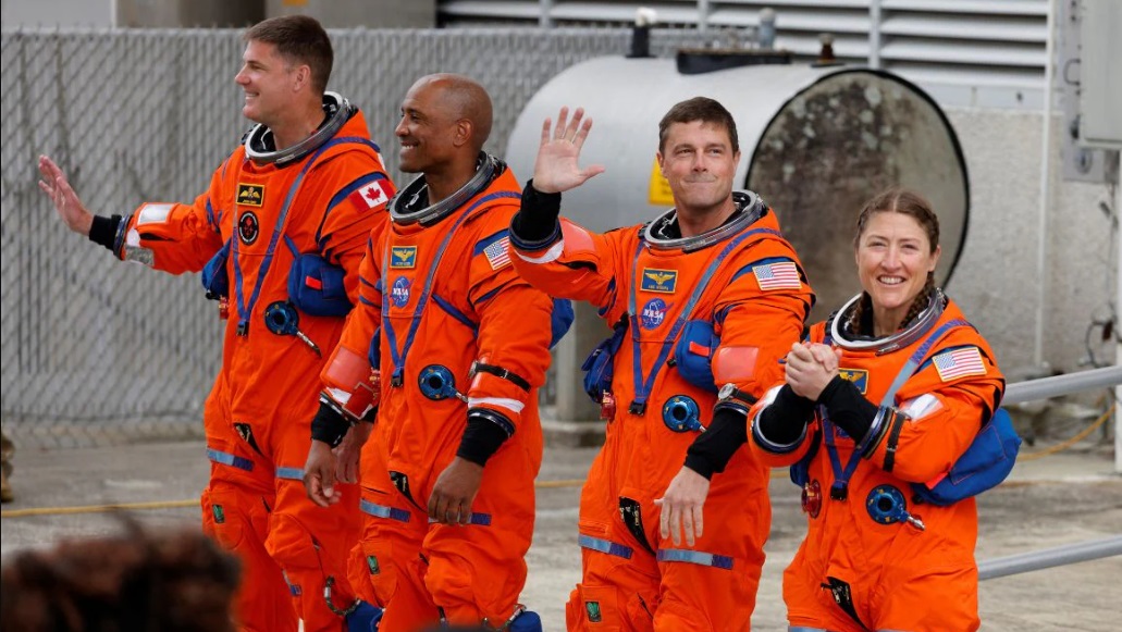 بعد انطلاق أول رحلة مأهولة إلى القمر منذ نصف قرن .. انقطاع مؤقت للاتصال مع طاقم "أرتميس 2"