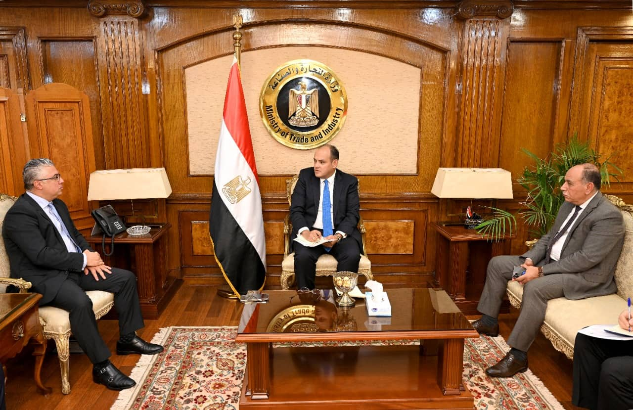 The Minister of Commerce receives the economic chief of the Suez Canal to review industrial projects