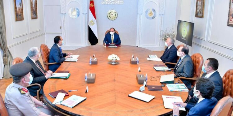 الرئيس عبد الفتاح السيسي يوجه المسؤولين بإجراء دراسة على مشروعات شركة تنمية الريف المصري .
