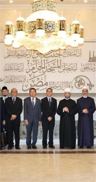 Minister of Religious Endowments Receives Singapore's Minister in Charge of Islamic Affairs and Accompanyes Him on a Tour of the Grand Mosque of Egypt