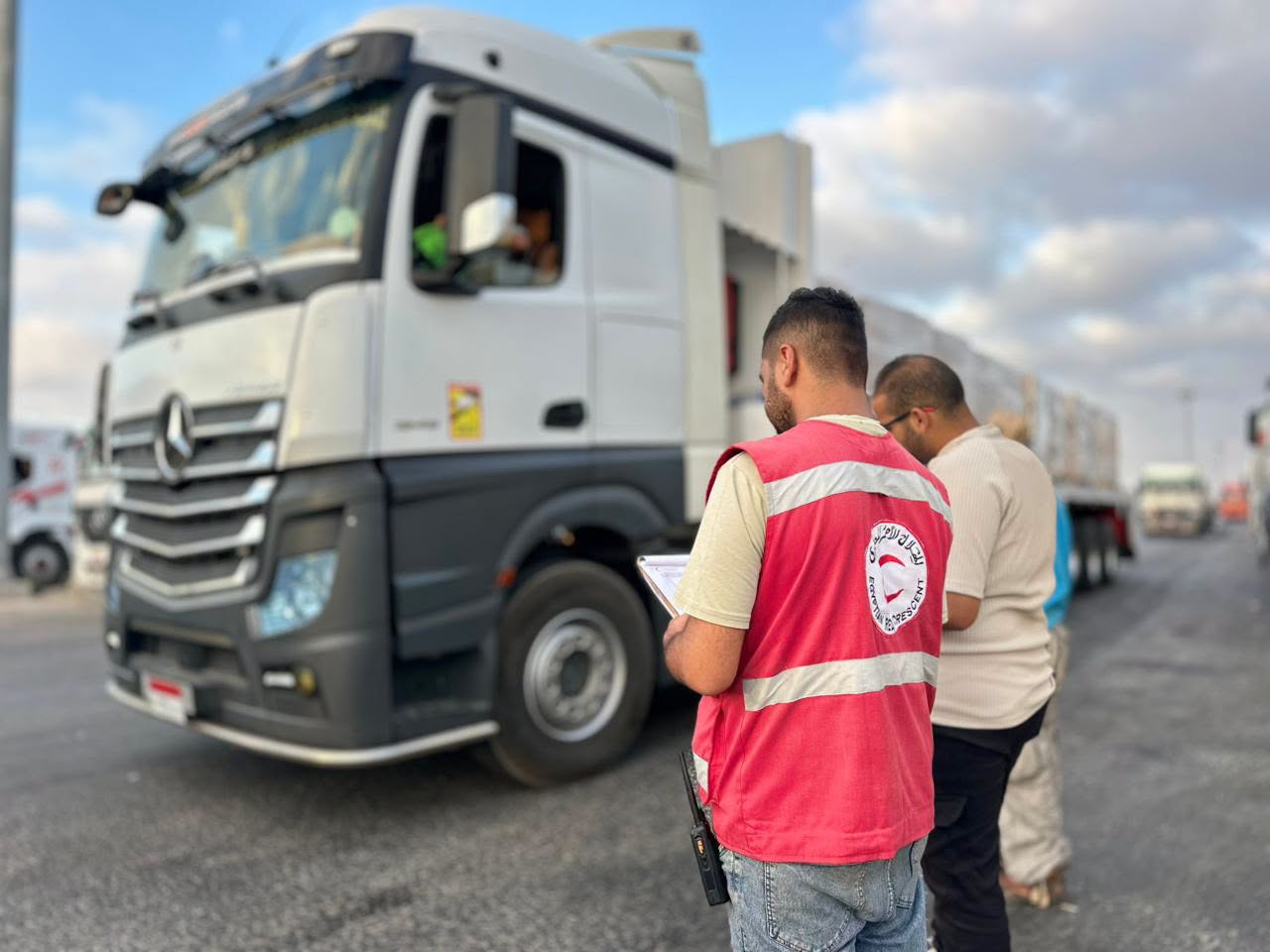The 233rd "Zad Al-Izza" aid convoy enters Gaza