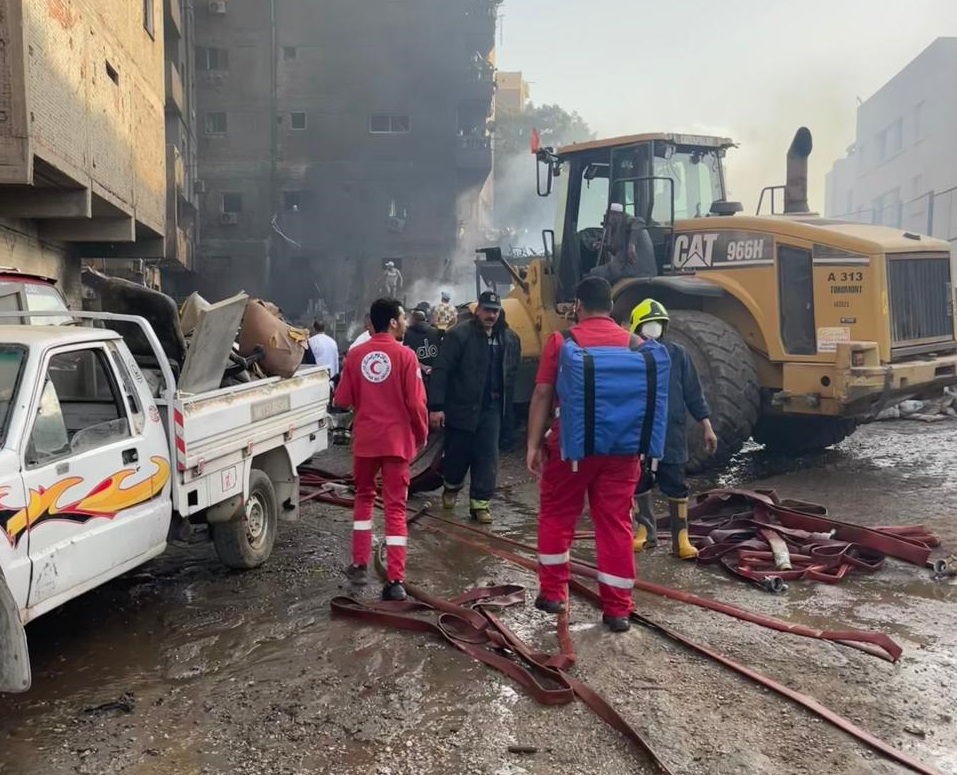 الهلال الأحمر المصري يدعم جهود الحماية المدنية والإسعاف في السيطرة على حريق مخزن مدينة نصر