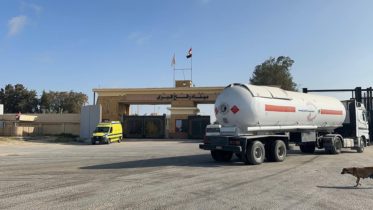 الهلال الأحمر المصري يواصل الدفع بالمساعدات الإنسانية إلى قطاع غزة