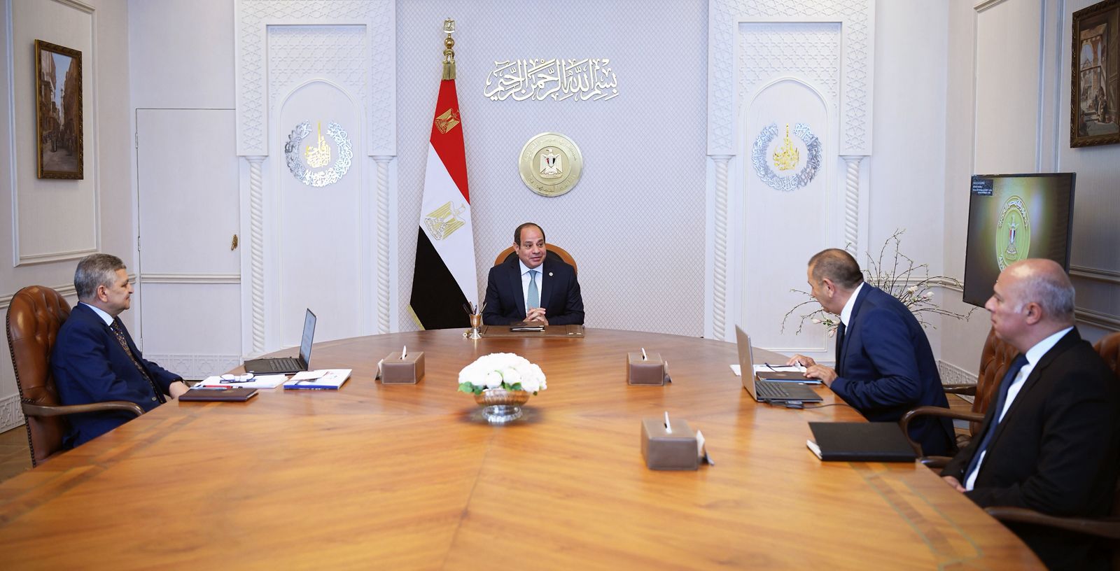 الرئيس السيسي يجتمع مع رئيس هيئة قناة السويس ورئيس شركة ترسانة جنوب البحر الأحمر