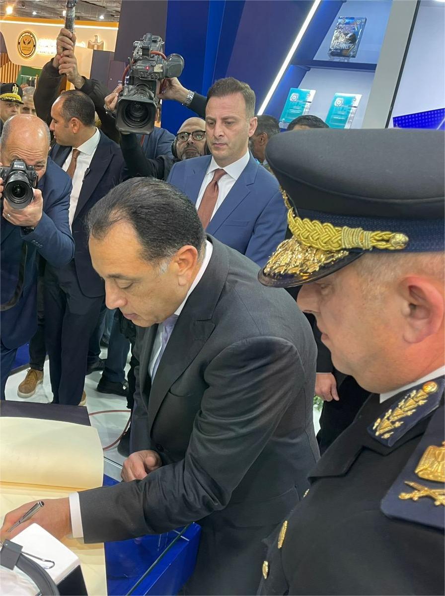 رئيس الوزراء يكتب كلمة تذكارية لجناح وزارة الداخلية بمعرض الكتاب