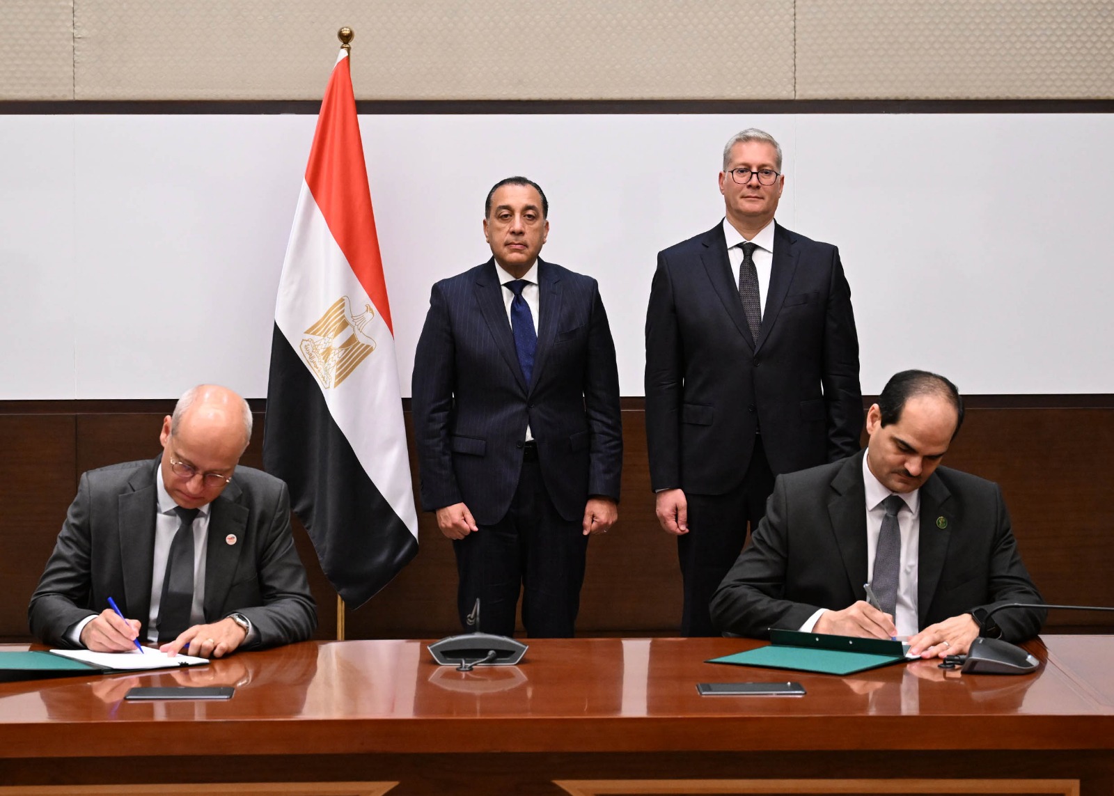 رئيس الوزراء يشهد توقيع مذكرة تفاهم للتعاون في أنشطة استكشاف الغاز الطبيعي بمنطقة غرب البحر المتوسط