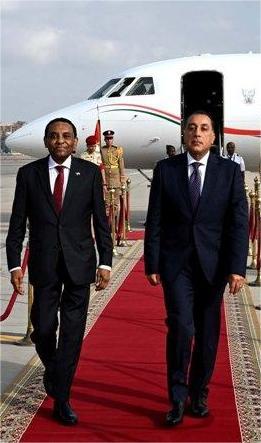 Prime Minister Receives His Sudanese Counterpart at Cairo International Airport