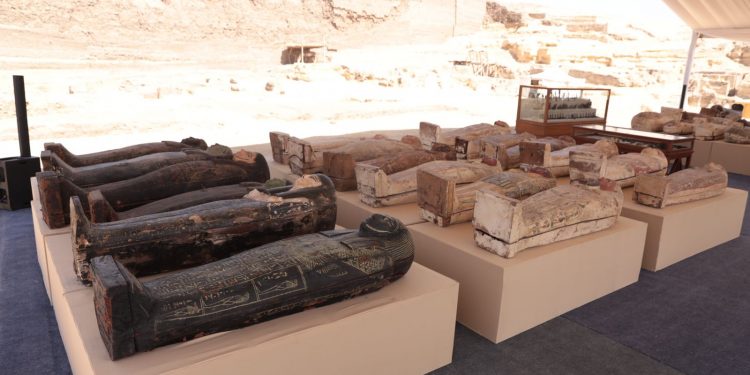 علماء الآثار المصريون يكتشفون 250 تابوتًا، 150 تمثالًا في سقارة