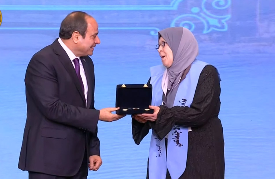President Sisi awards exemplary mothers the Medal of Perfection