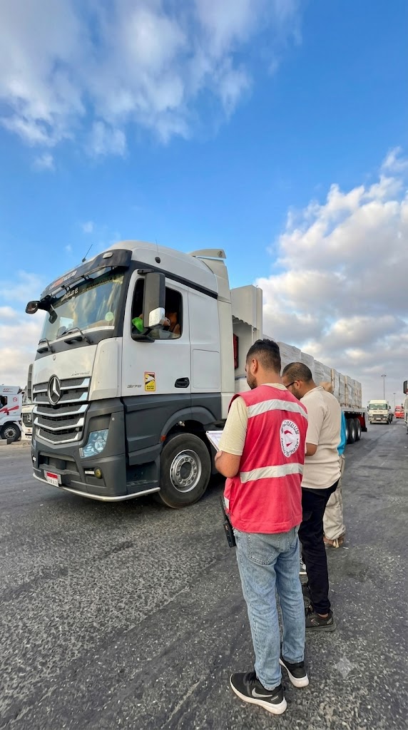 The 233rd "Zad Al-Izza" aid convoy enters Gaza