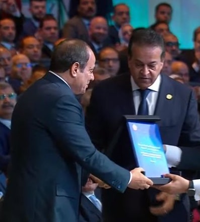 Minister of Health hands over to President Sisi the National Health and Population Strategy