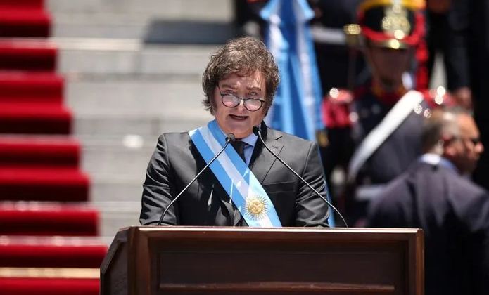 Following in Trump's footsteps: Argentina's presidential decree restricts immigration and facilitates deportations