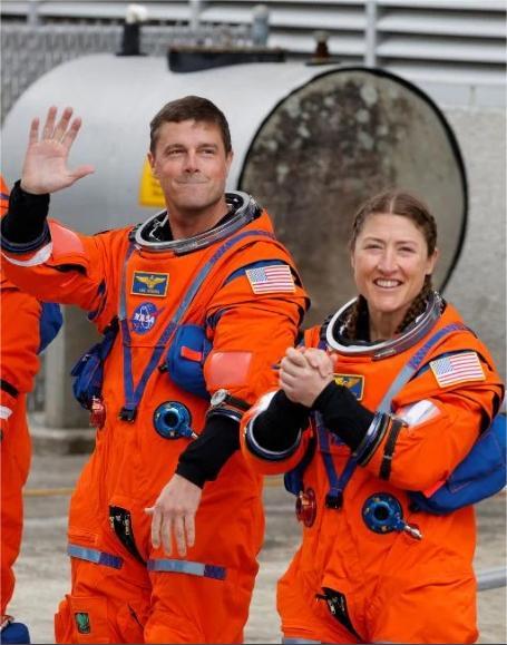 بعد انطلاق أول رحلة مأهولة إلى القمر منذ نصف قرن .. انقطاع مؤقت للاتصال مع طاقم "أرتميس 2"