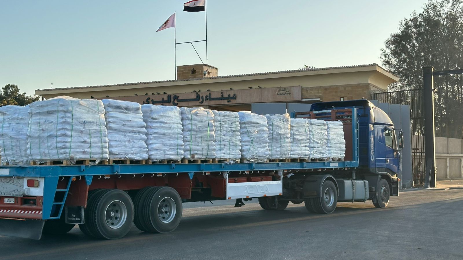 The Egyptian Red Crescent sends its 228th "Provision of Dignity" convoy to the Palestinian people.