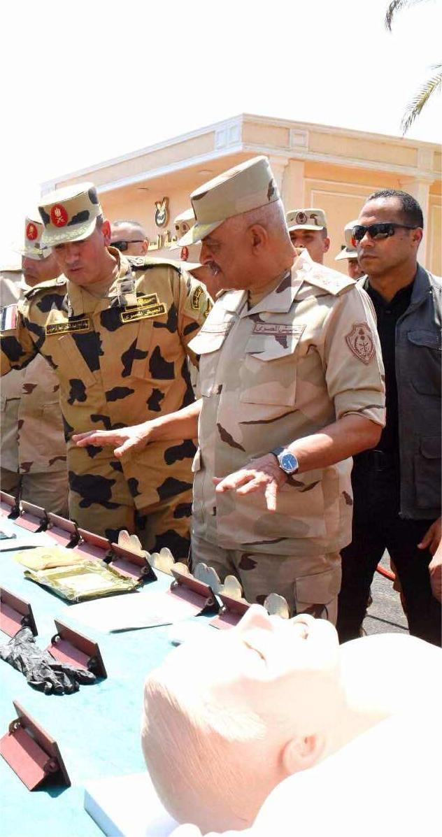 وزير الدفاع والإنتاج الحربي يلتقي عددا من مقاتلي القوات الخاصة من المظلات والصاعقة 