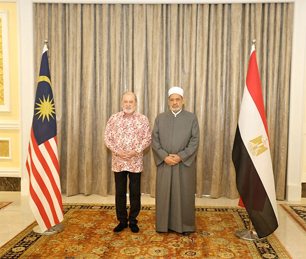 The King of Malaysia receives the Sheikh of Al-Azhar and they stress the importance of joint cooperation in consolidating the values ​​of dialogue and human coexistence