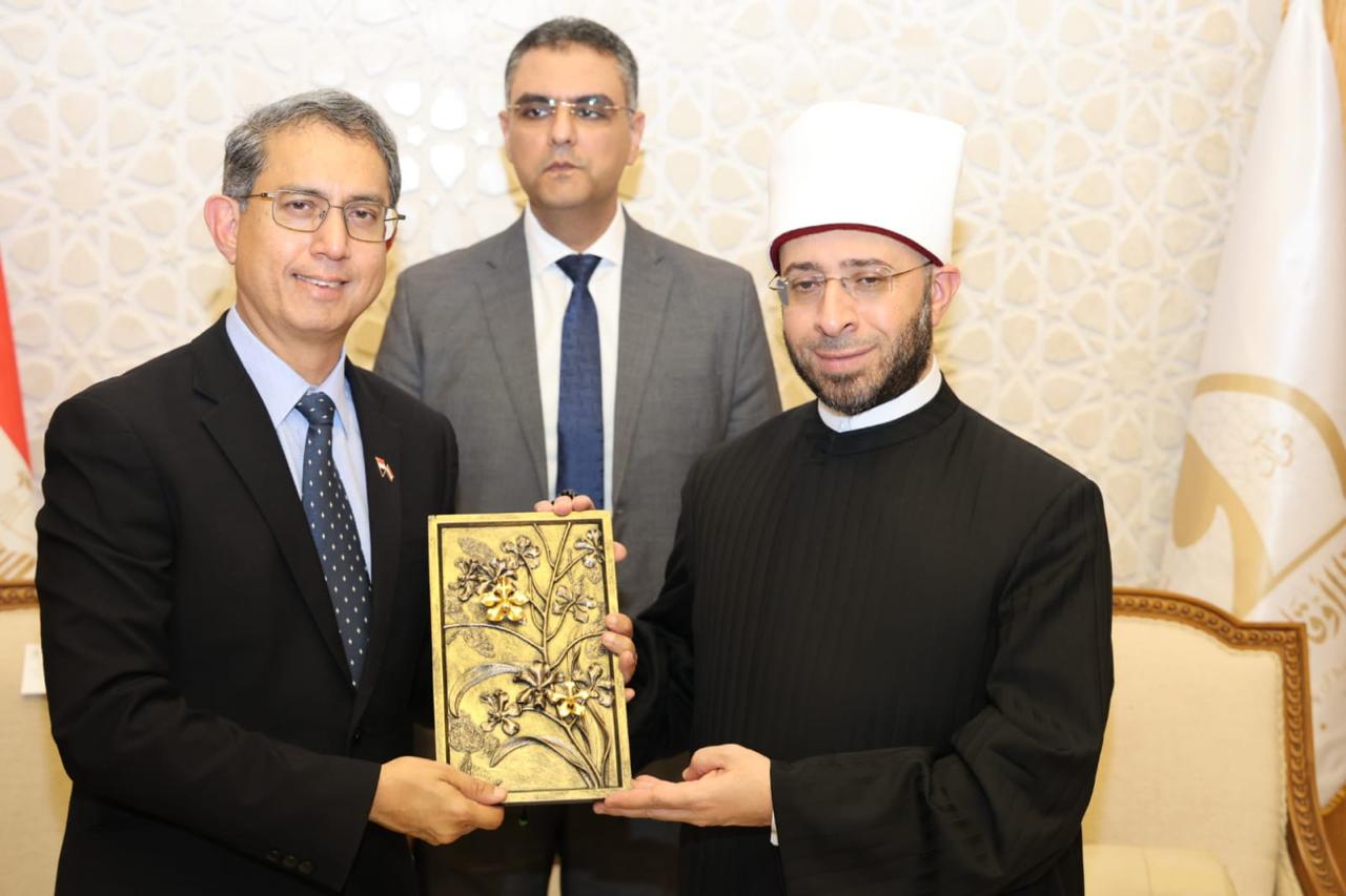 Minister of Religious Endowments Receives Singapore's Minister in Charge of Islamic Affairs and Accompanyes Him on a Tour of the Grand Mosque of Egypt