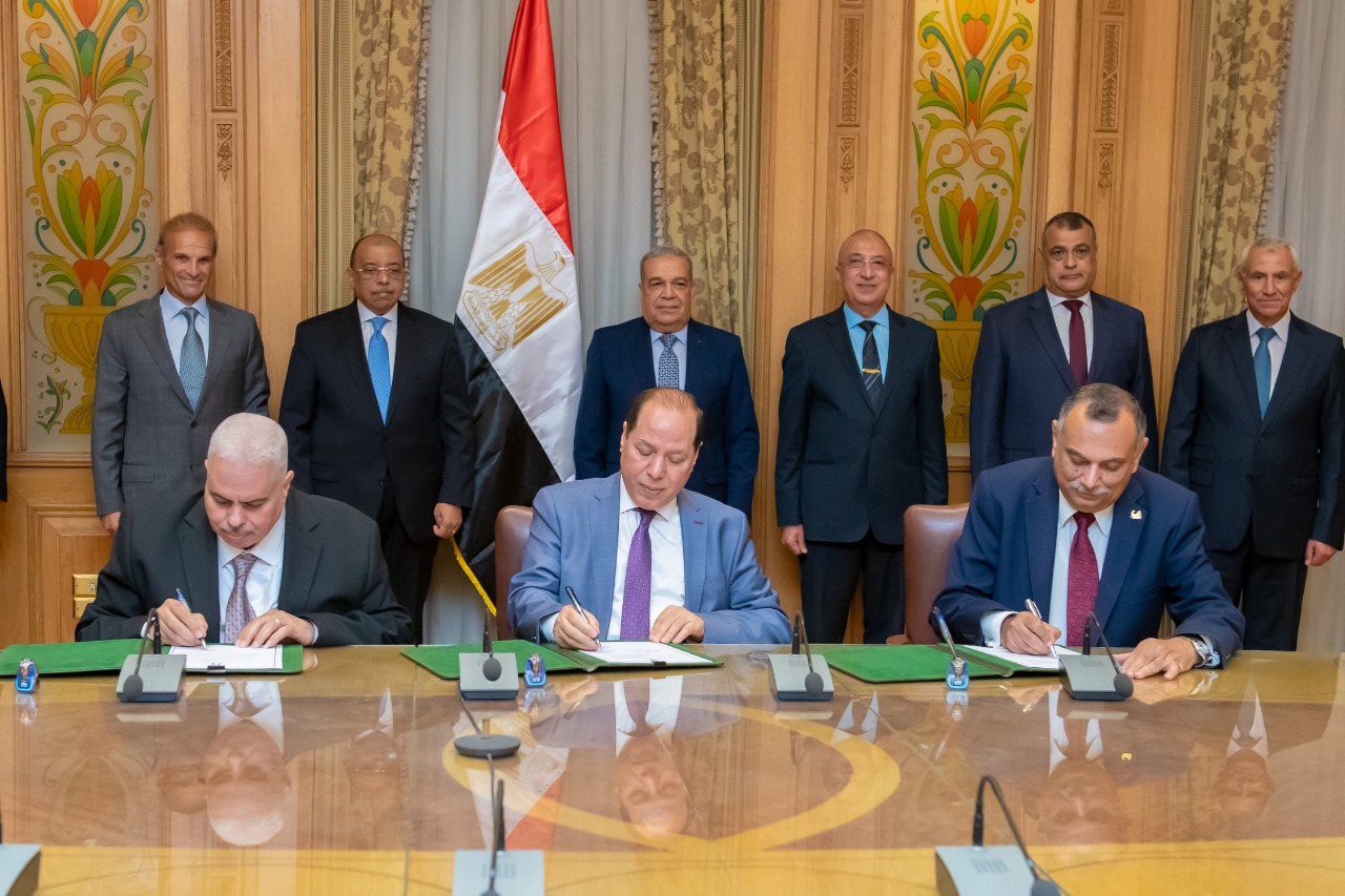 The Ministers of Military Production and Local Development and the Governor of Alexandria witness the signing of a joint agreement to purchase 40 electric buses