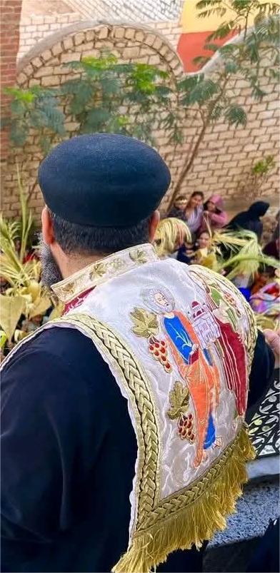 شكلوا التيجان والصلبان وسط بهجة.. كنائس القاهرة تحتفل بأحد السعف