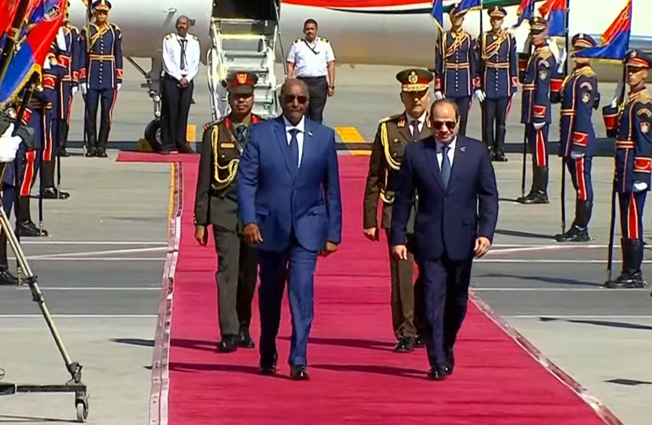 الرئيس السيسي يستقبل رئيس مجلس السيادة السوداني بمطار القاهرة