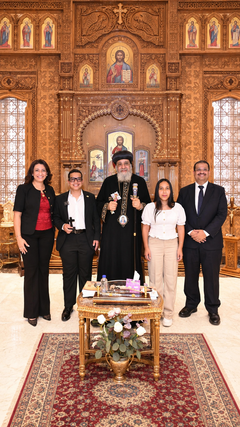 البابا تواضروس يستقبل مبتكر نظارة مساعدة المكفوفين