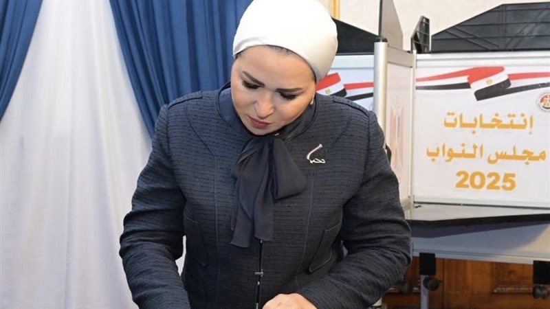 Mrs. Entissar El-Sisi casts her vote in the parliamentary elections