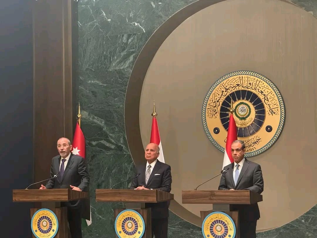 وزير الخارجية والهجرة يشارك في اجتماع آلية التعاون الثلاثي مع وزيري خارجية الأردن والعراق